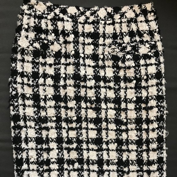 CHANEL Classic Tweed Skirt with Sequins - Picture 5 of 7